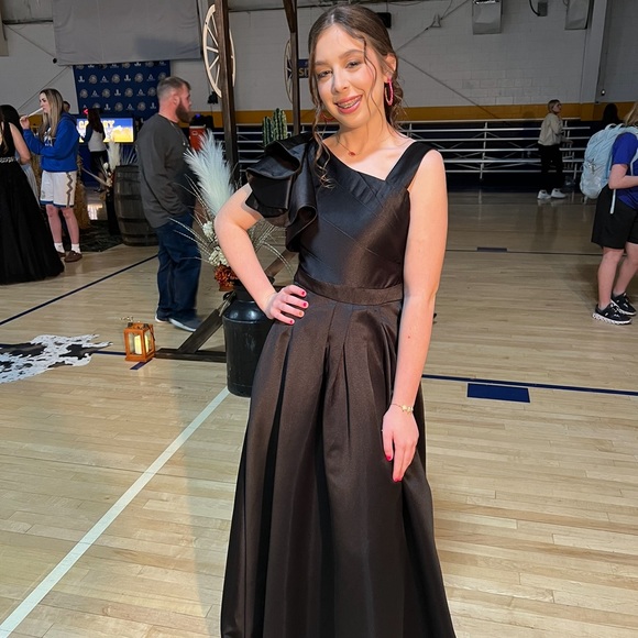 Black prom dress. Size small but fitted to a size 2. - Picture 3 of 5